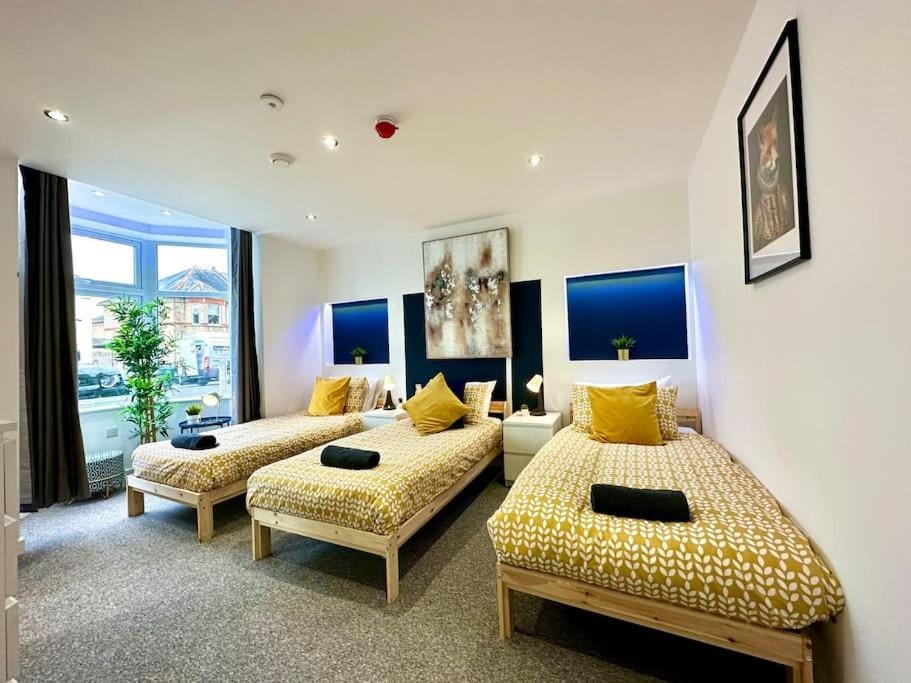 Large New 4 bedroom House Sleeps up to 12 - Accepts Groups - Great Location - FREE Parking - Fast WiFi - Smart TVs - sleeps up to 12 people - Close to Bournemouth & Poole Town Centre & Sandbanks House in Bournemouth