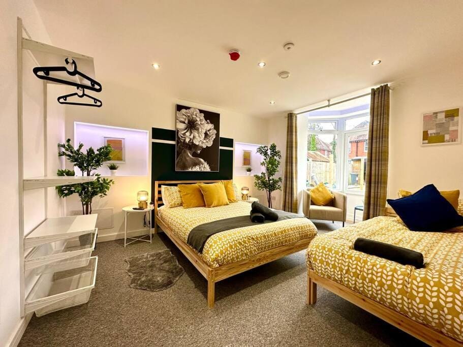 Large New 4 bedroom House Sleeps up to 12 - Accepts Groups - Great Location - FREE Parking - Fast WiFi - Smart TVs - sleeps up to 12 people - Close to Bournemouth & Poole Town Centre & Sandbanks House in Bournemouth