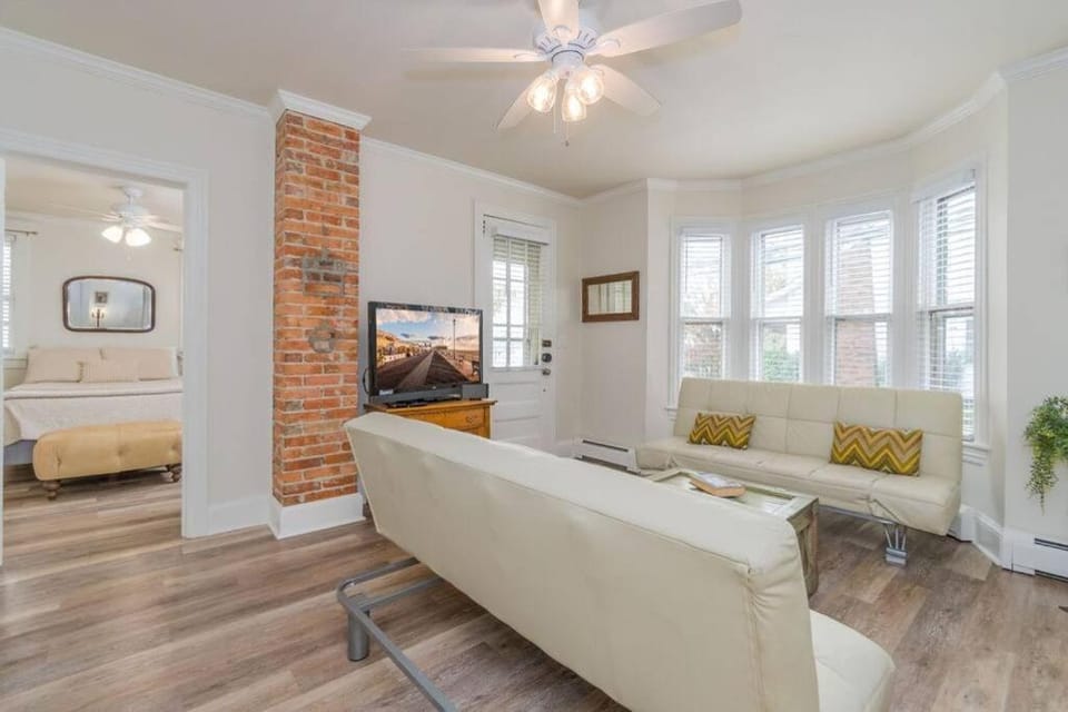 Bed, TV and multimedia, Living room, Photo of the whole room, Seating area, fireplace