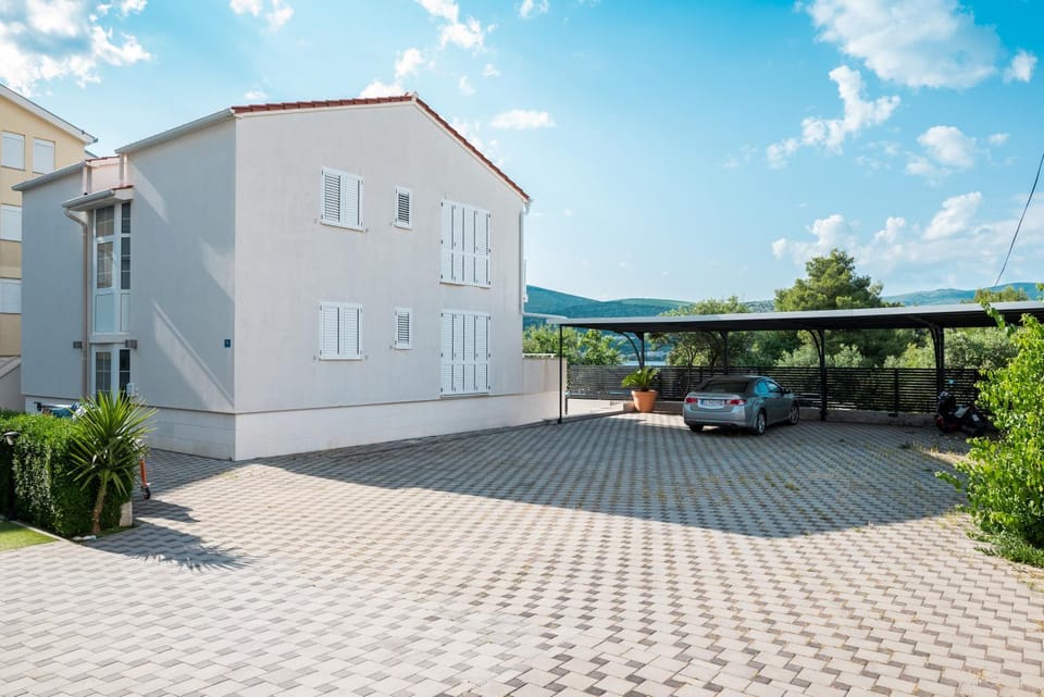 Patio, Parking