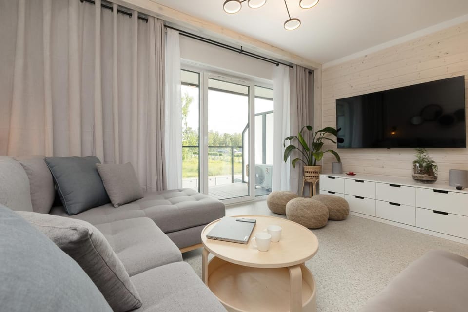 TV and multimedia, Living room, Seating area, Evening entertainment