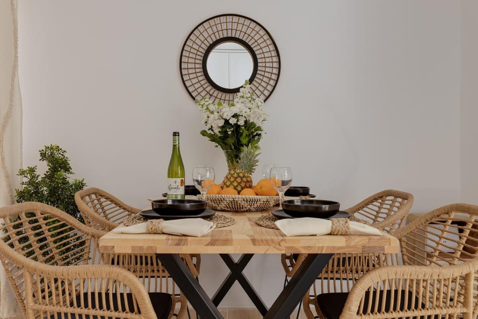 Living room, Food and drinks, Seating area, Dining area, Food, Drinks, Alcoholic drinks