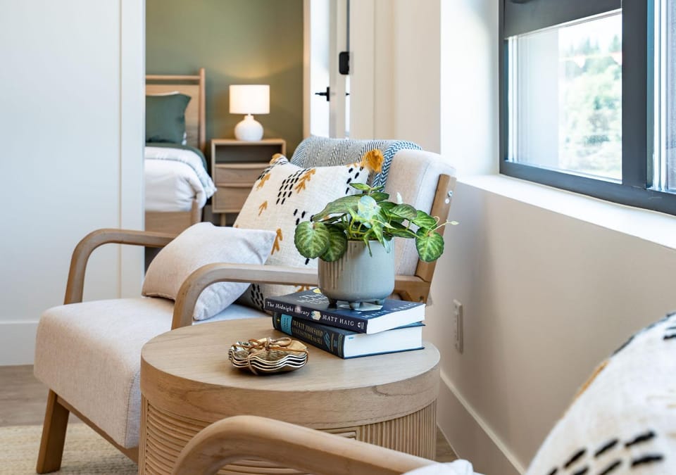 Bed, Living room, Seating area