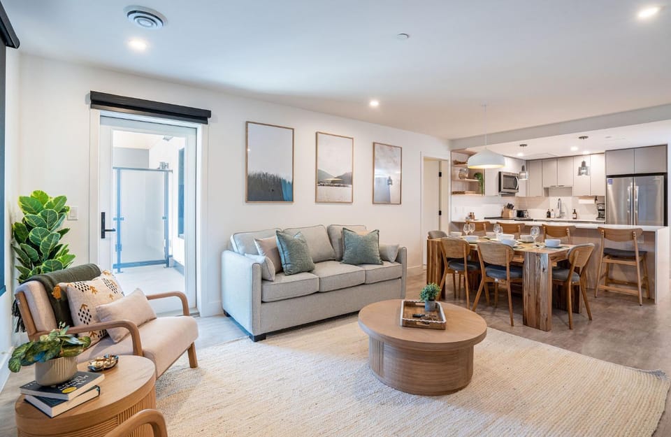 Kitchen or kitchenette, Living room, Seating area, Dining area, minibar