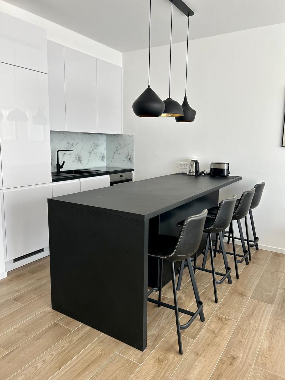 Kitchen or kitchenette, Dining area