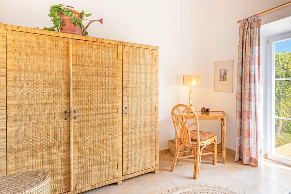 Seating area, Bedroom, wardrobe