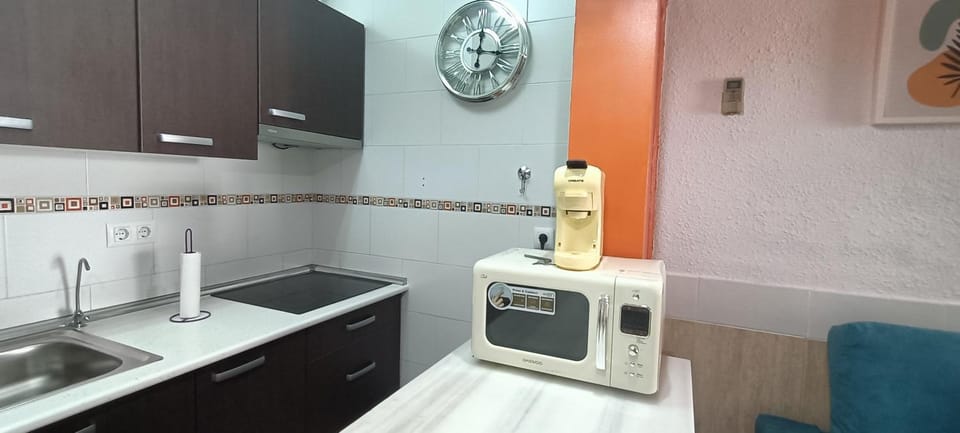 Kitchen or kitchenette, minibar, toaster
