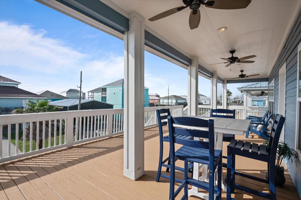 Property building, Patio, Day, Natural landscape, View (from property/room), Balcony/Terrace, Dining area, Parking