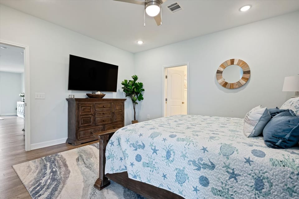 Communal lounge/ TV room, Bed, TV and multimedia, Photo of the whole room, Evening entertainment, Bedroom, fireplace
