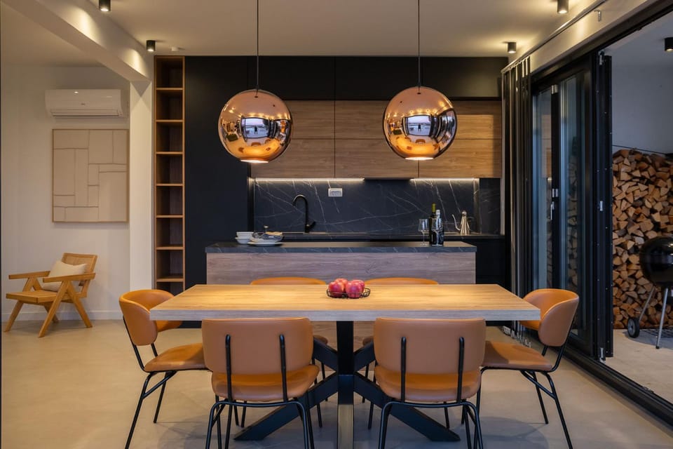 Kitchen or kitchenette, Seating area, Dining area