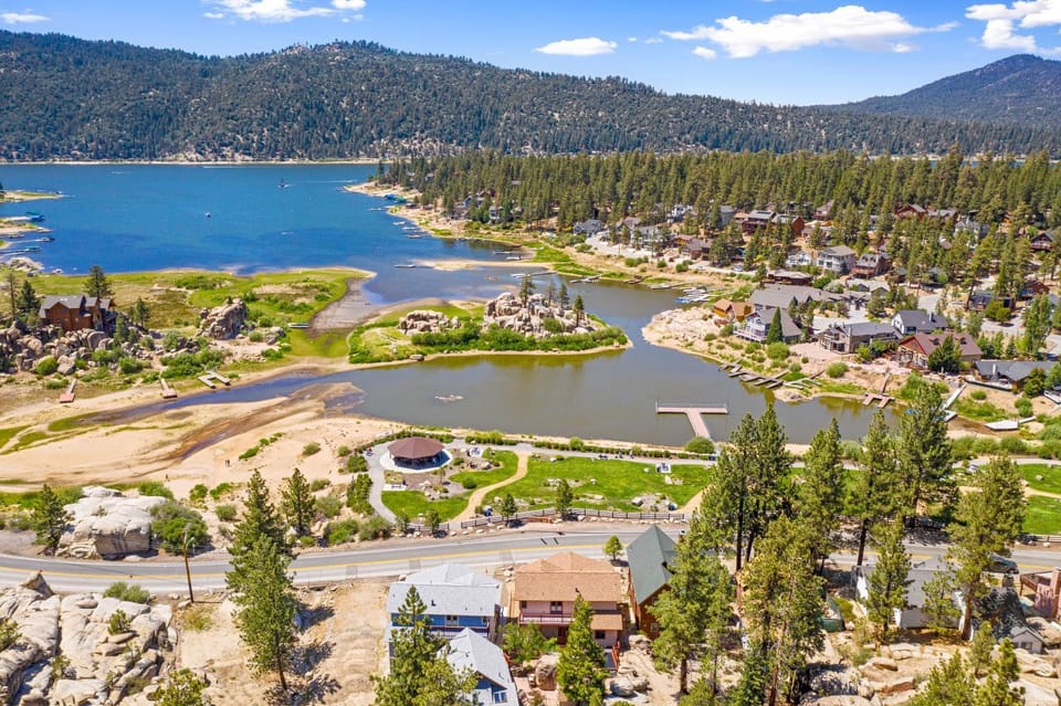 Cozy Bear Chateau - Spacious Cabin | AC, Pool Table, Arcade Cabin in Big Bear