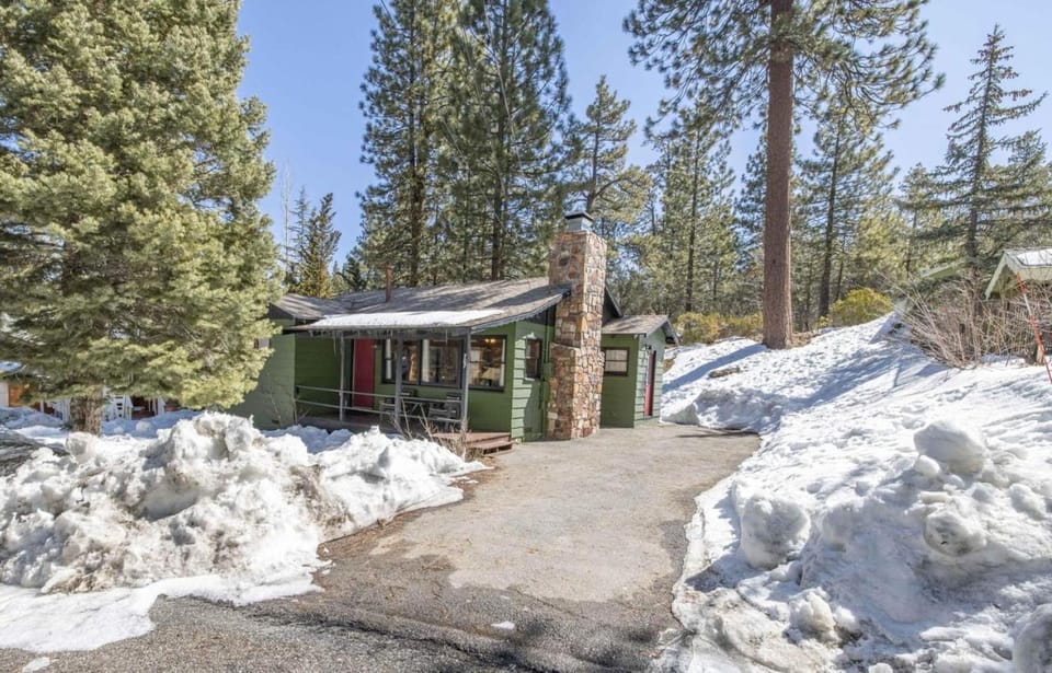 Village and Lake Escape - Walk to the Lake and Village House in Big Bear