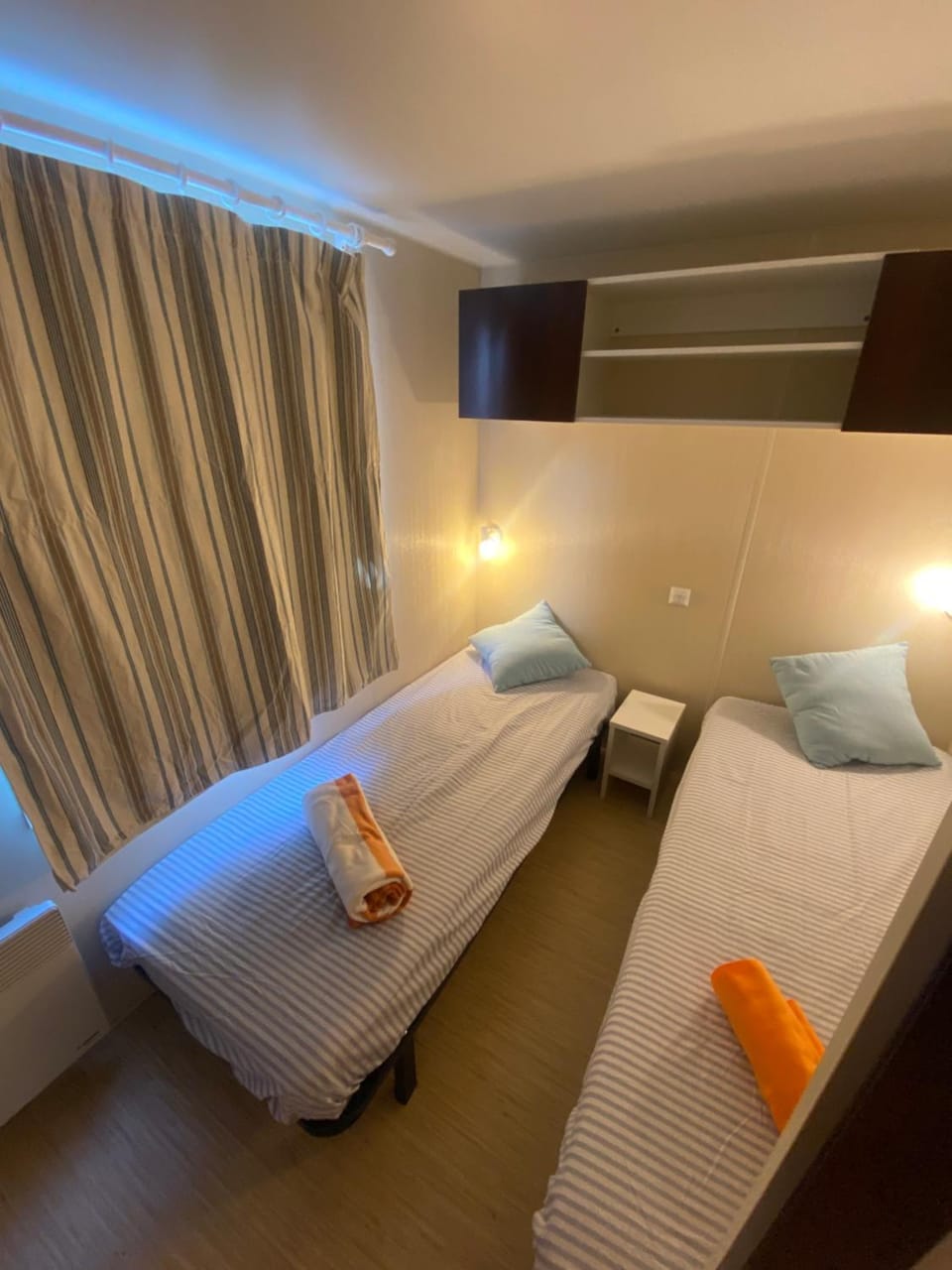 Bed, Photo of the whole room, Bedroom, children, Family, hair dresser, internet