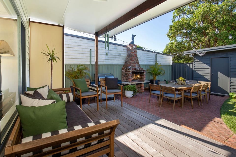 Amaroo - Pet Friendly - 2 Mins Walk to Beach - Outdoor Fireplace House in Culburra Beach