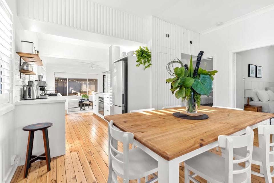 Amaroo - Pet Friendly - 2 Mins Walk to Beach - Outdoor Fireplace House in Culburra Beach