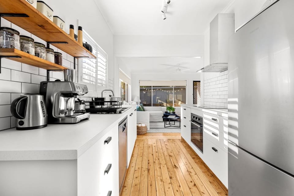 Amaroo - Pet Friendly - 2 Mins Walk to Beach - Outdoor Fireplace House in Culburra Beach