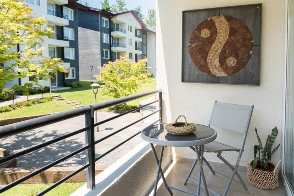 Property building, Patio, Garden, View (from property/room), Balcony/Terrace, Living room, Seating area, Dining area, Garden view