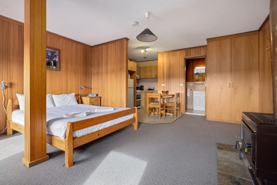 Kitchen or kitchenette, Dining area, Bedroom