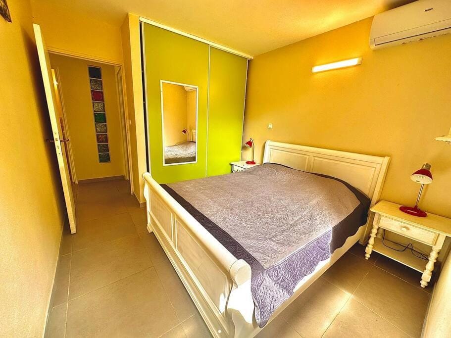 Bed, Photo of the whole room, Bedroom, air conditioner