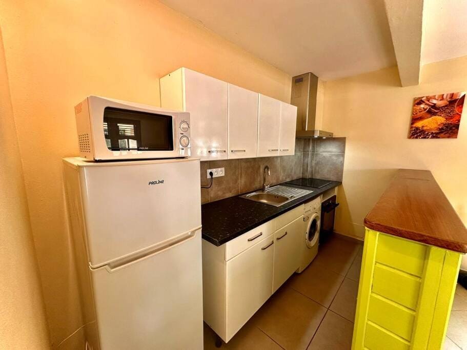 Kitchen or kitchenette, oven, stove, washing machine