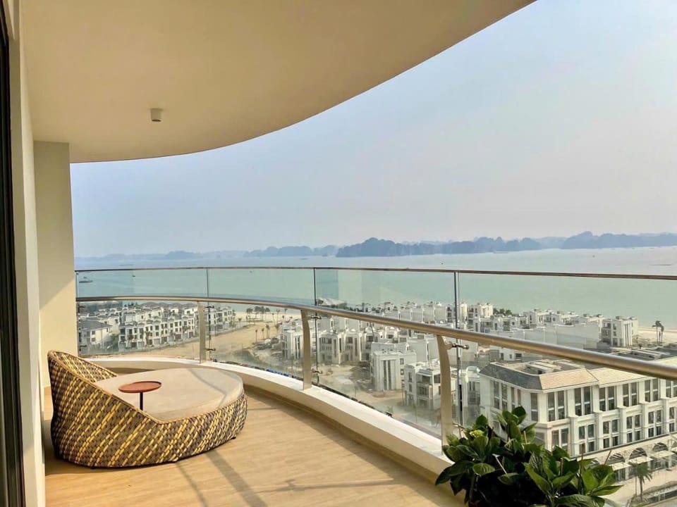 Day, Natural landscape, Balcony/Terrace, Living room, Seating area, City view, Lake view