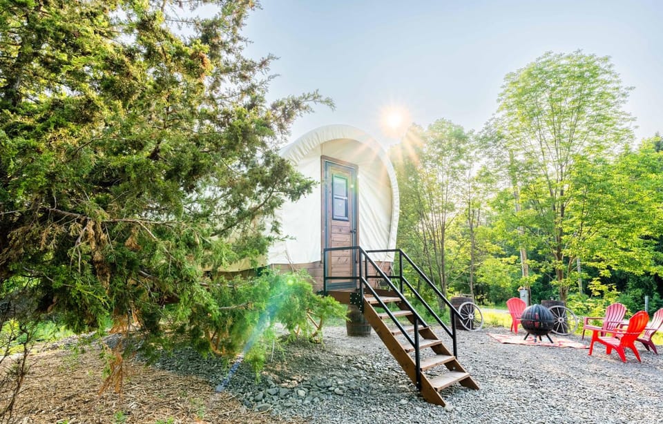 Heated & AC Full Bathroom Covered Wagon House in Keuka Lake