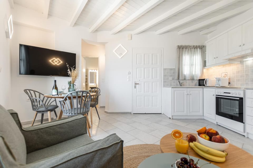 Kitchen or kitchenette, Living room, Seating area, Dining area