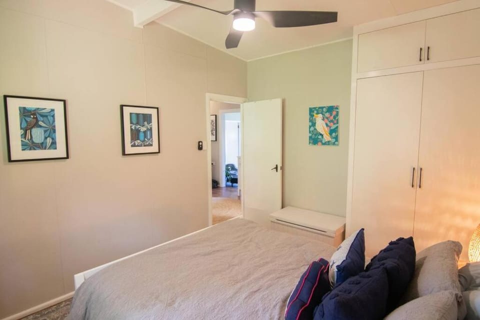 Bed, Photo of the whole room, fireplace