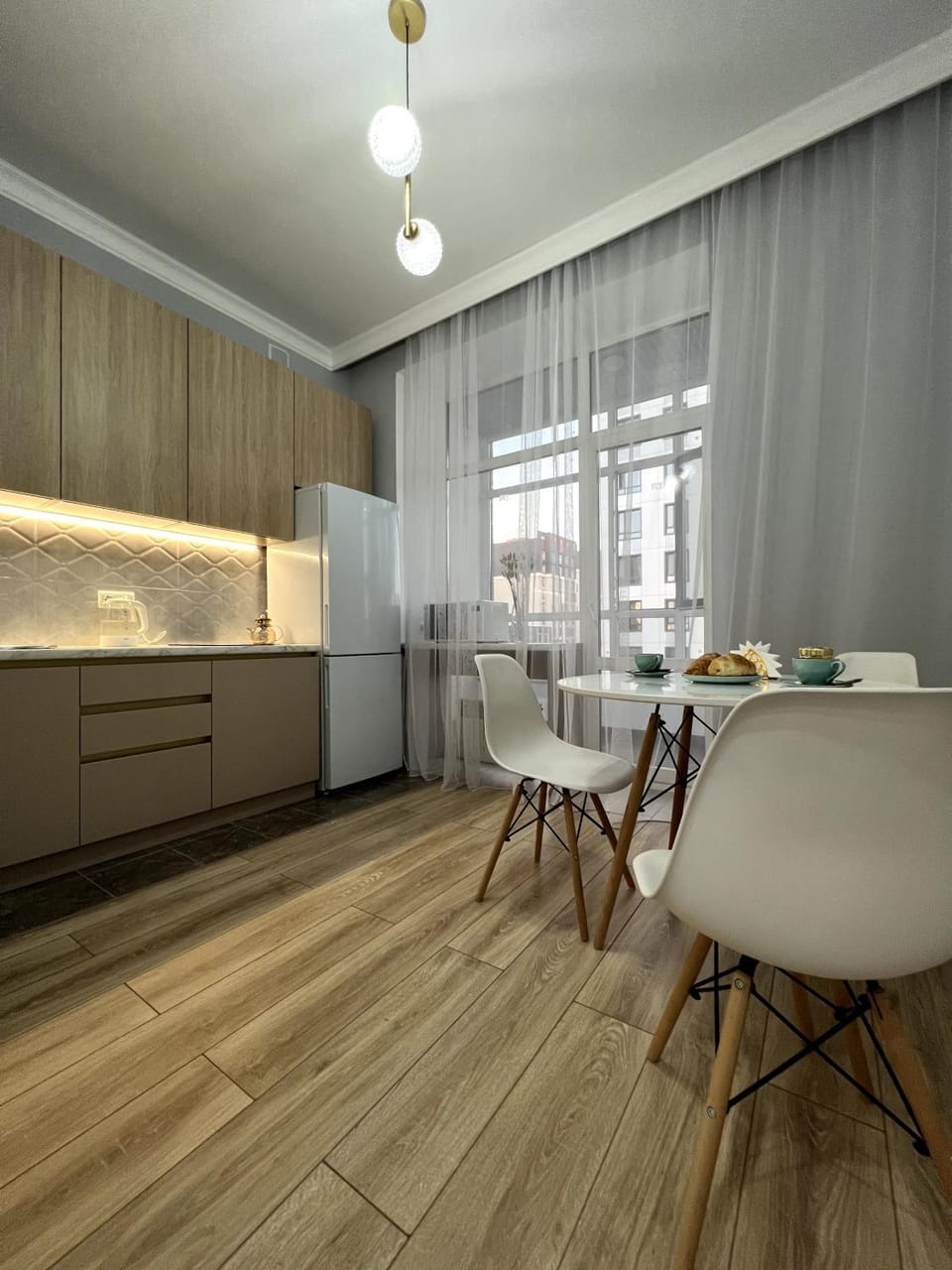 Kitchen or kitchenette, Dining area