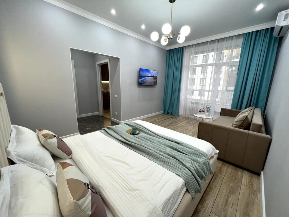 Bed, TV and multimedia, Living room, Photo of the whole room, Seating area, Bedroom