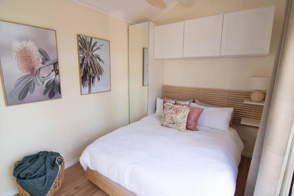 Bed, Photo of the whole room, wardrobe