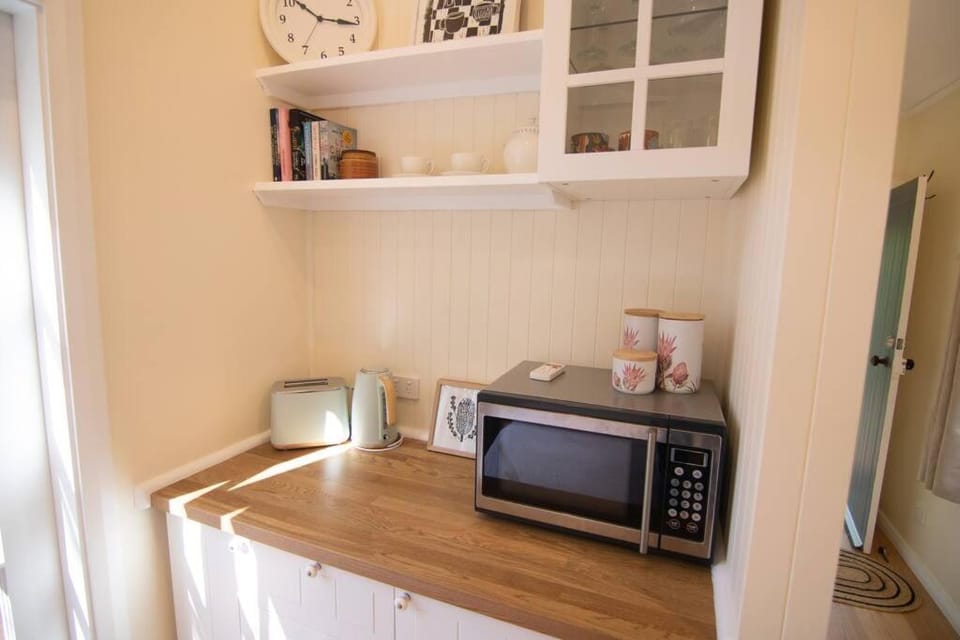 Kitchen or kitchenette, minibar, toaster