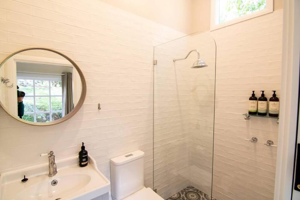 Shower, Toilet, Bathroom, towels