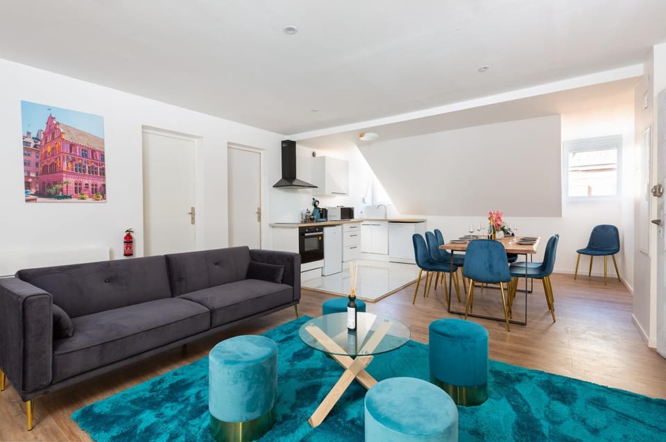 Kitchen or kitchenette, Living room, Seating area, Dining area