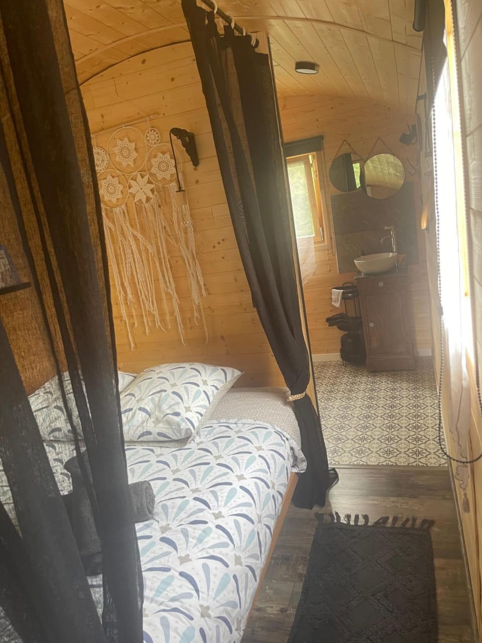 Roulotte , hébergement atypique Campground/ 
RV Resort in Hyères