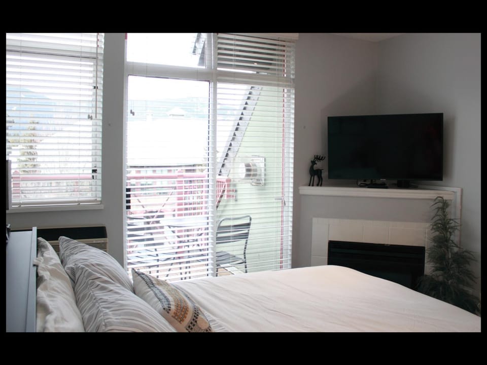 Patio, Bed, TV and multimedia, flat iron