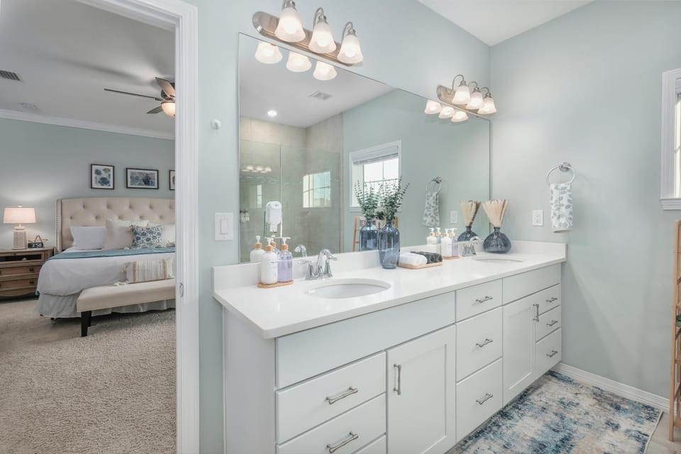Bathroom, Bedroom, towels