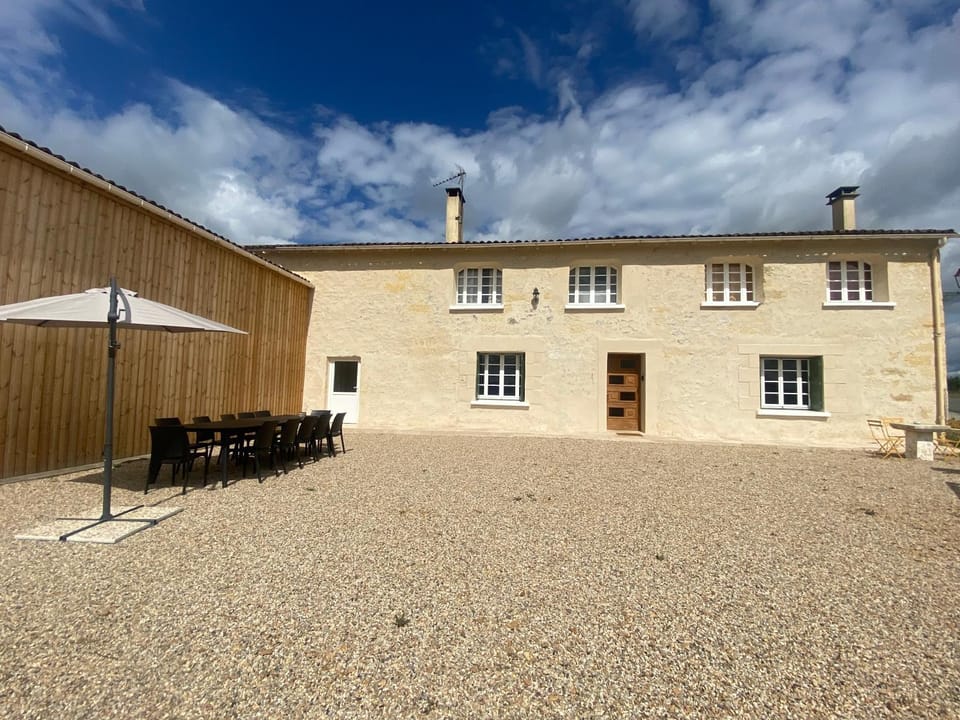 Property building, Balcony/Terrace, Dining area, Inner courtyard view