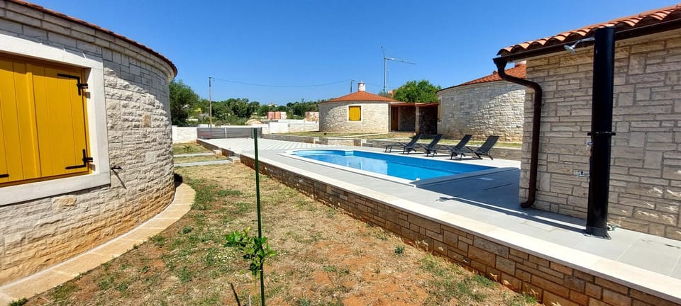 Shower, Off site, Swimming pool