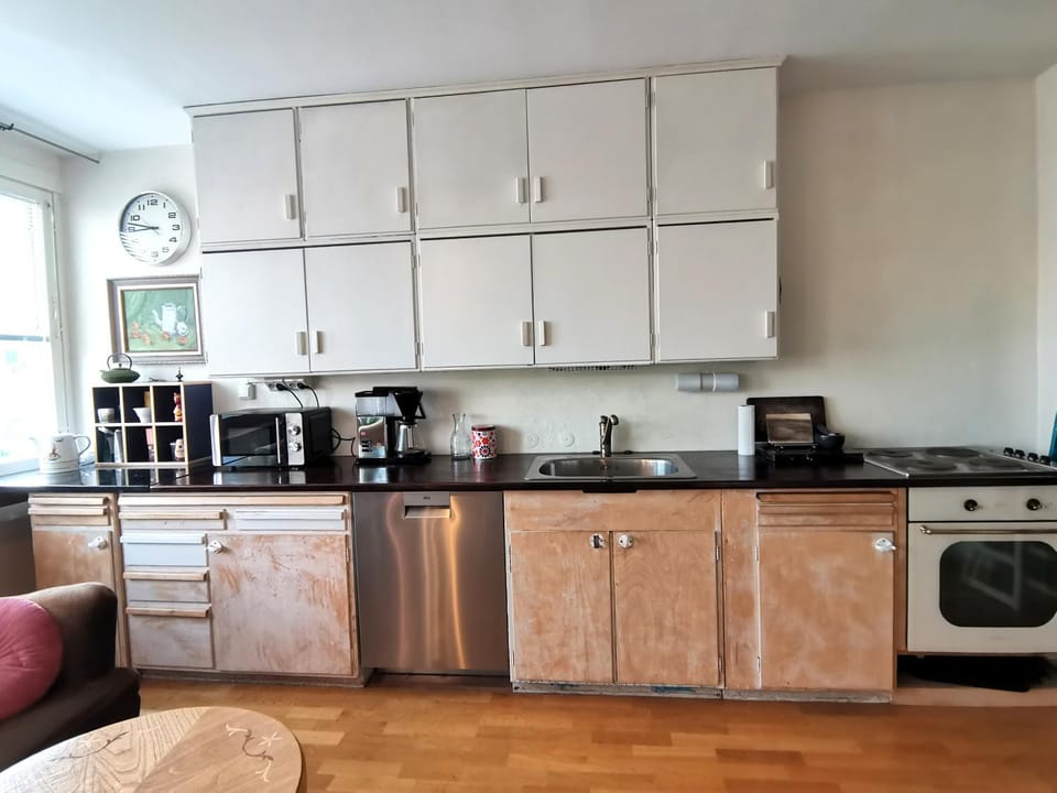 Coffee/tea facilities, dishwasher, microwave, oven, stove, kitchen