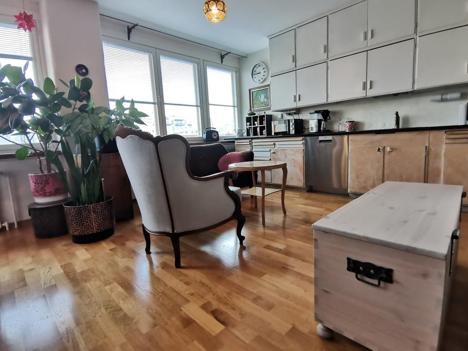 Seating area, kitchen