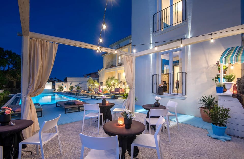 Restaurant/places to eat, Night, Balcony/Terrace, Seating area, Swimming pool, sunbed