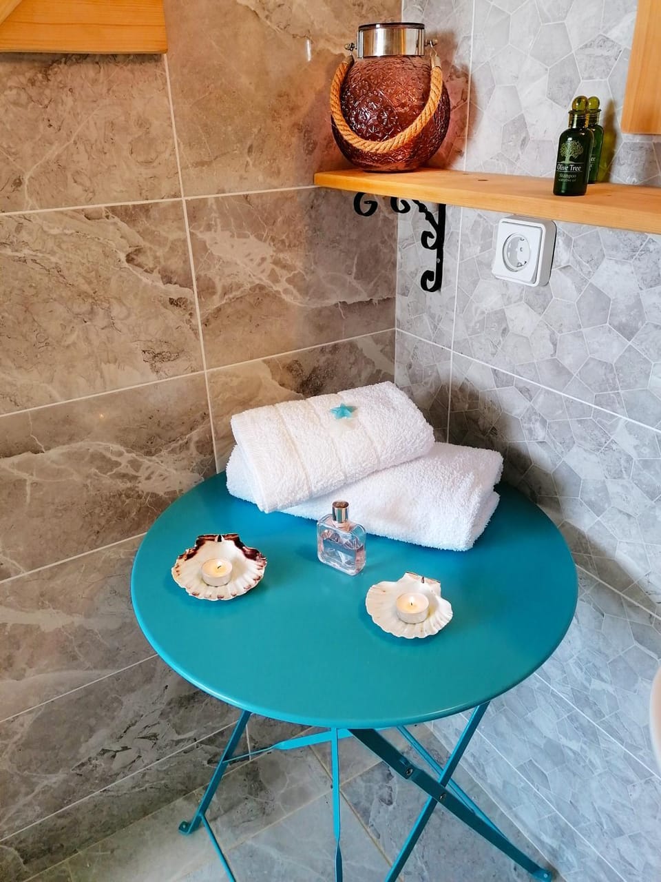 Bathroom, towels