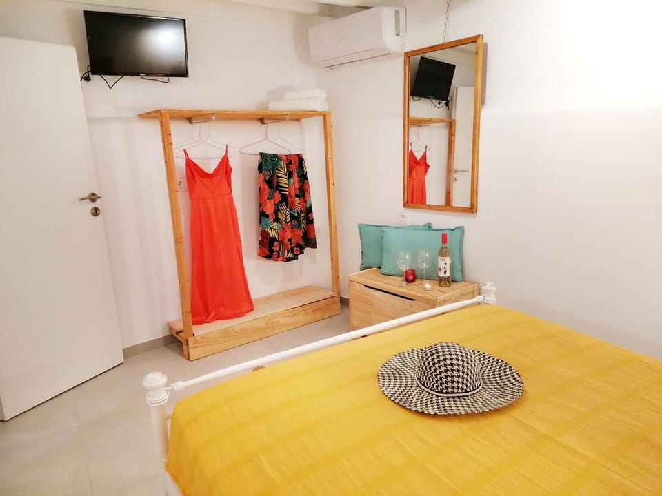 Bed, TV and multimedia, Bedroom, wardrobe, air conditioner