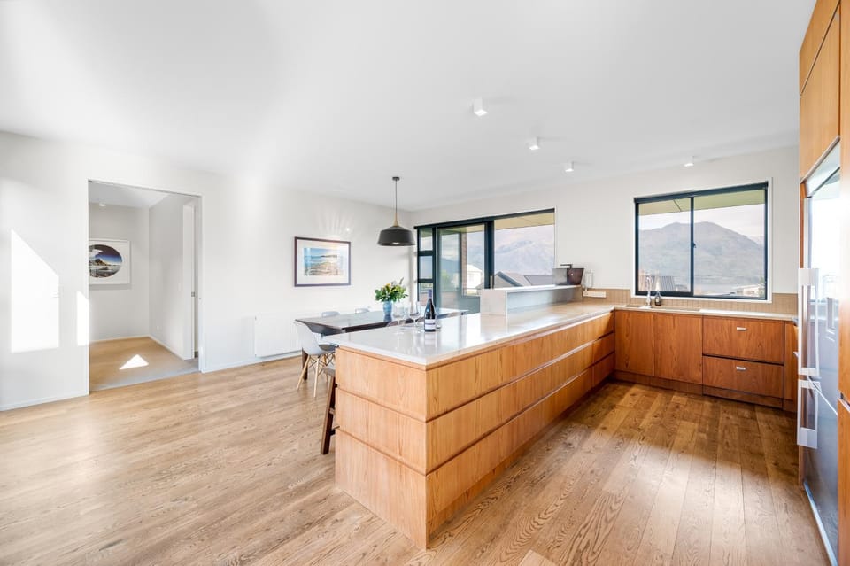 Kitchen or kitchenette, dishwasher, stove