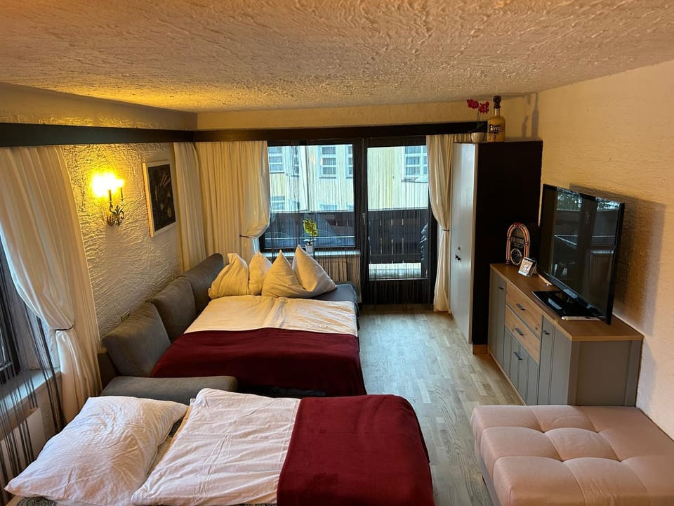 Bed, TV and multimedia, Photo of the whole room