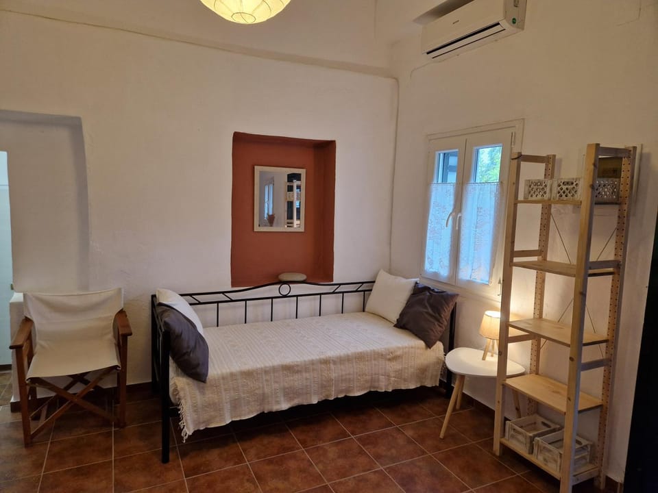 Bed, Living room, Dining area