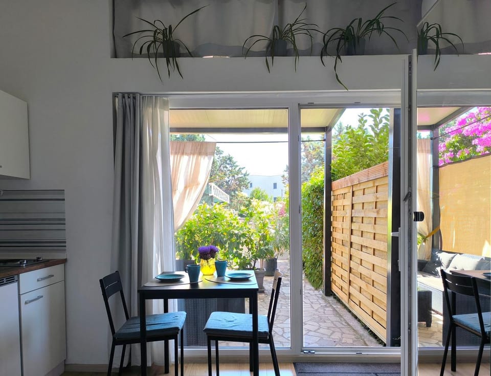 Garden view, Street view