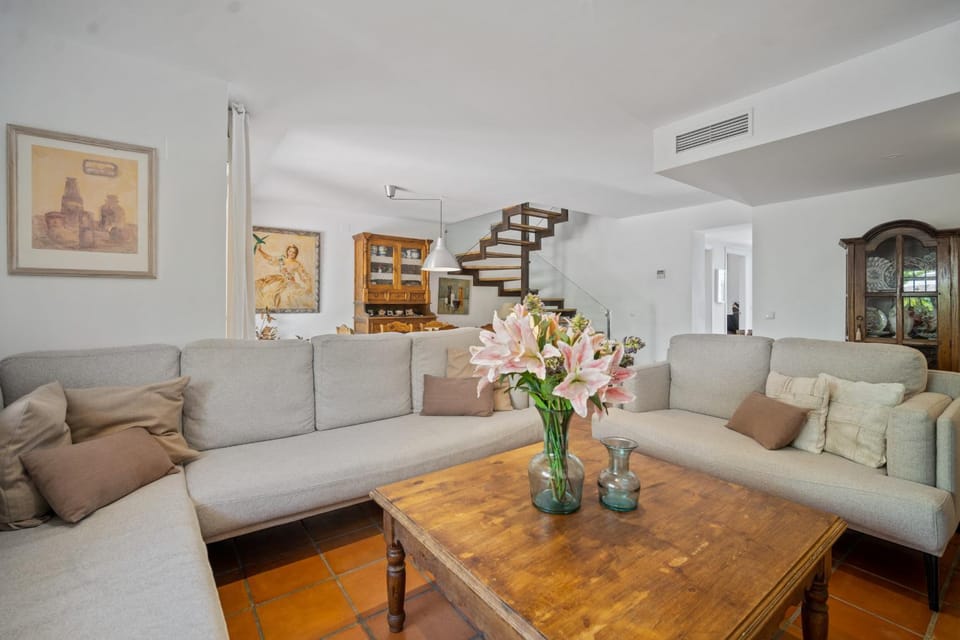 Communal lounge/ TV room, TV and multimedia, Living room, Seating area, Dining area