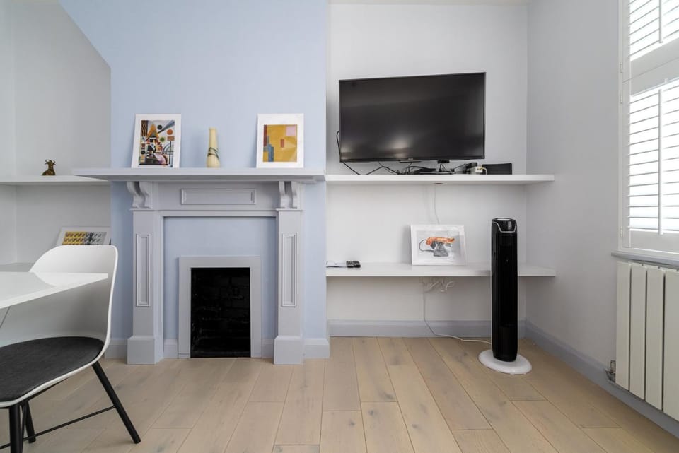 TV and multimedia, Photo of the whole room, flat iron